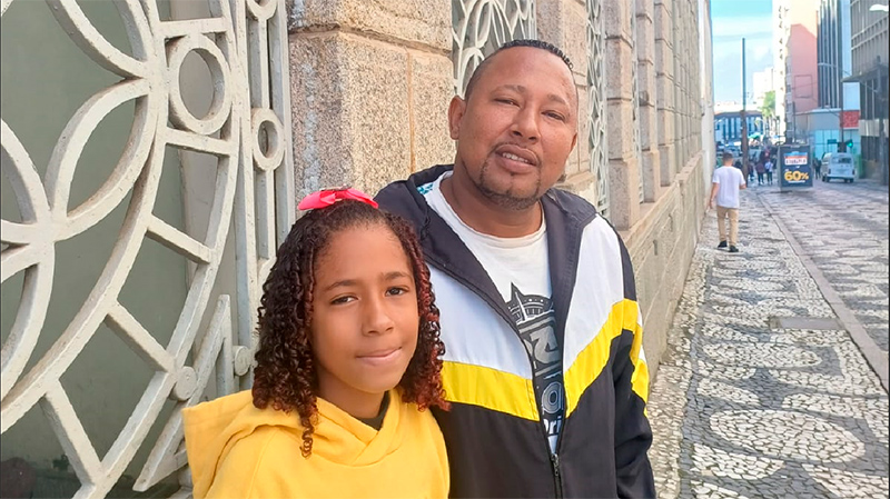 Josi con su padre en un paseo por Curitiba.