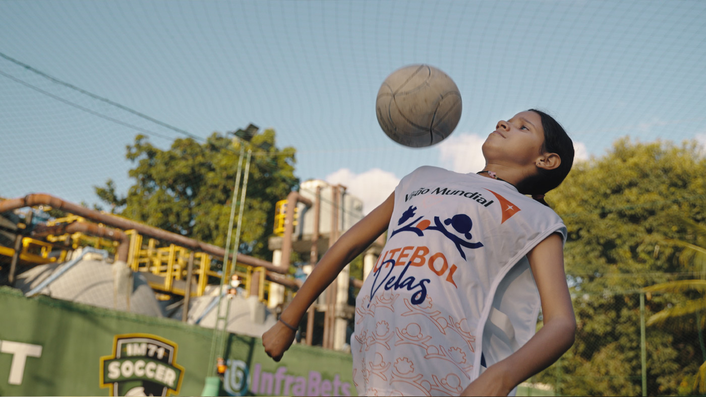 Lara sueña con ser jugadora profesional de fútbol.